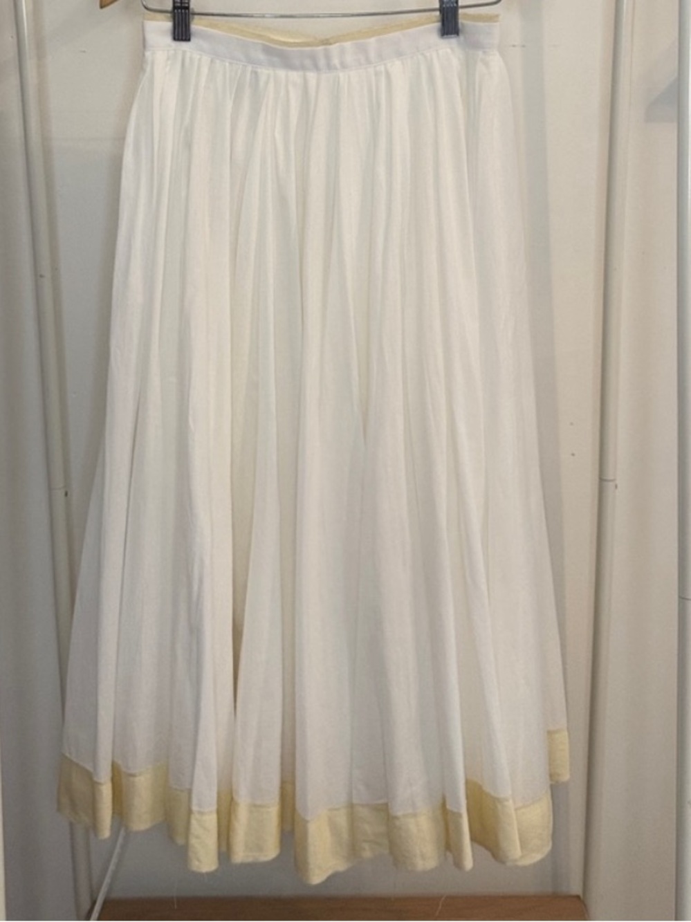 NEW 🍁 FALL LUXURY MIDI SKIRT SIZE M
🚨NO DISCOUNT ON THIS SKIRT - Picture 2 of 15